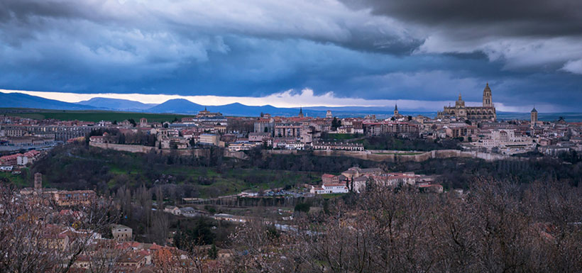 莽莽黄沙，自成一国。称孤道寡难快乐。纵有钱财，无处挥霍。号令不行也落寞。指代表是什么生肖 成语解释释义落实