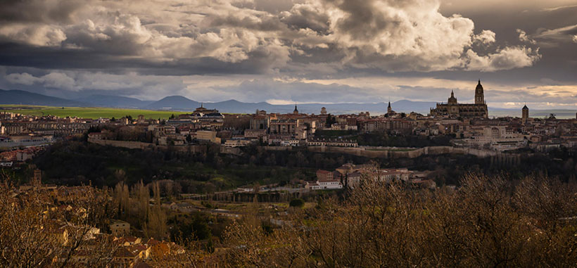 三五好友聚会，冬天吃火锅打一最佳准确生肖 释义作答词语解释赏析